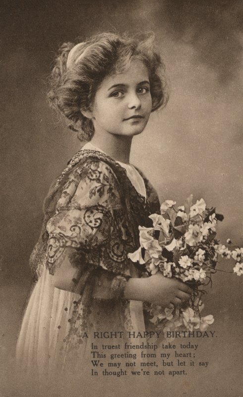 Jente med en posy av blomster og en bursdagshilsen (s/hvitt bilde) av English Photographer