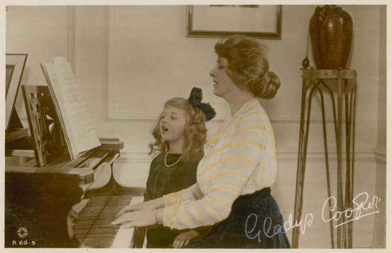 Gladys Cooper og jente ved piano av English Photographer