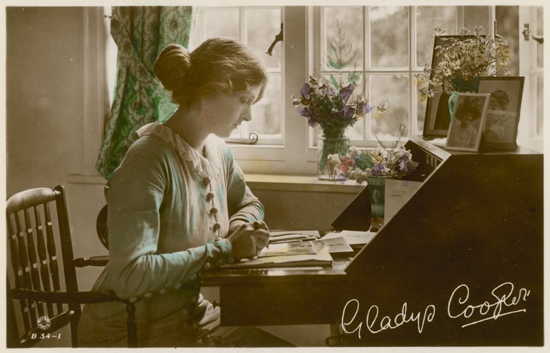 Gladys Cooper ved skrivebordet av English Photographer