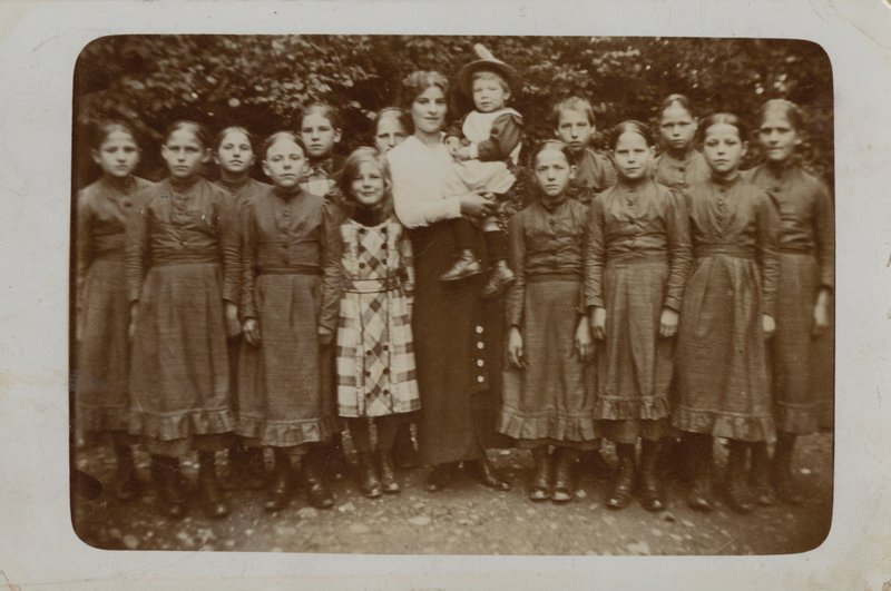 Gruppe av antagelig foreldreløse, muligens Barnardos barn (s/hvitt-bilde) av English Photographer