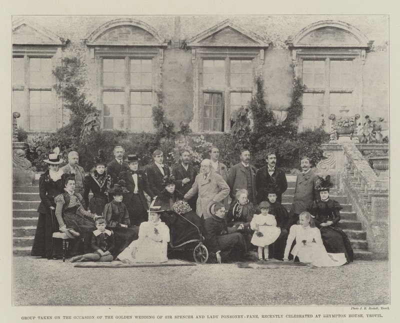 Gruppe tatt i anledning gullbryllupet til Sir Spencer og Lady Ponsonby-Fane, nylig feiret i Brympton House, Yeovil av English Photographer