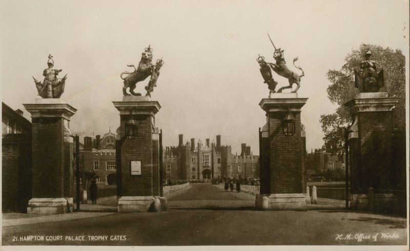 Hampton Court Palace Trophy Gates av English Photographer