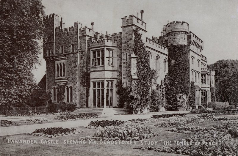 Hawarden Castle, hjemmet til den engelske politikeren og statsministeren William Gladstone, Hawarden, Flintshire, Wales (s/hv-bilde) av English Photographer