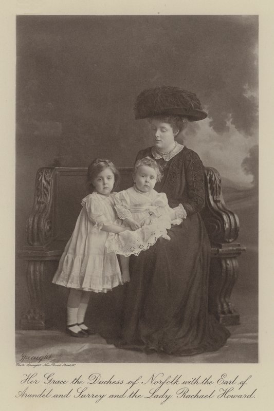 Hennes nåde hertuginnen av Norfolk med jarlen av Arundel og Surrey og Lady Rachael Howard (s/h-foto) av English Photographer