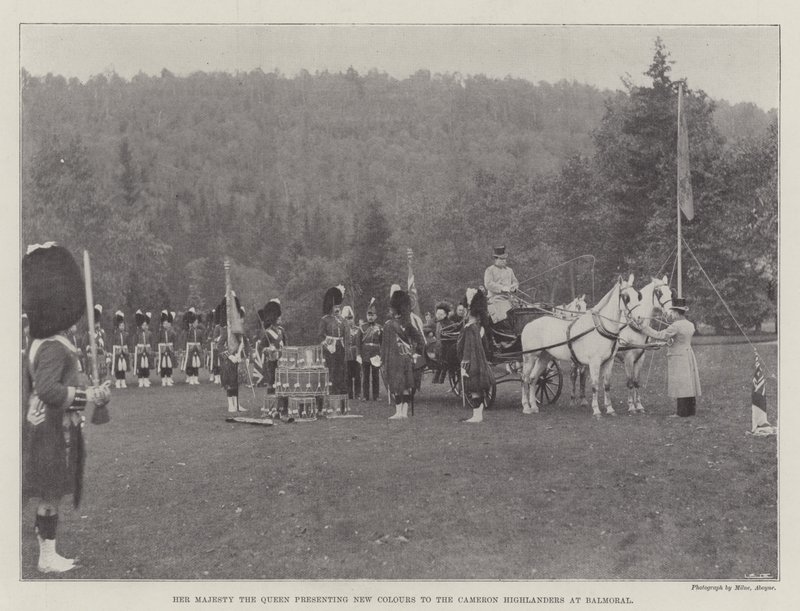 Hennes Majestet Dronningen presenterer nye farger til Cameron Highlanders på Balmoral av English Photographer