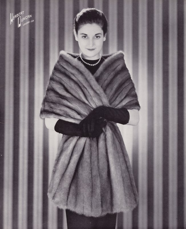 Herbert Duncan Furs: Royal Pastel Mink (s/hv-bilde) av English Photographer