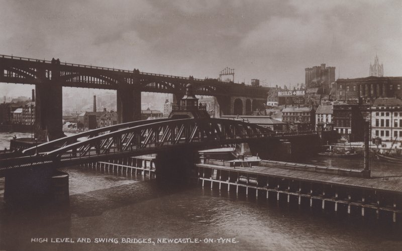 High Level and Swing Bridges, Newcastle-On-Tyne (s/hvitt-bilde) av English Photographer