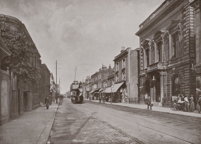 High Street, Hounslow, som viser rådskontorene, til høyre av English Photographer