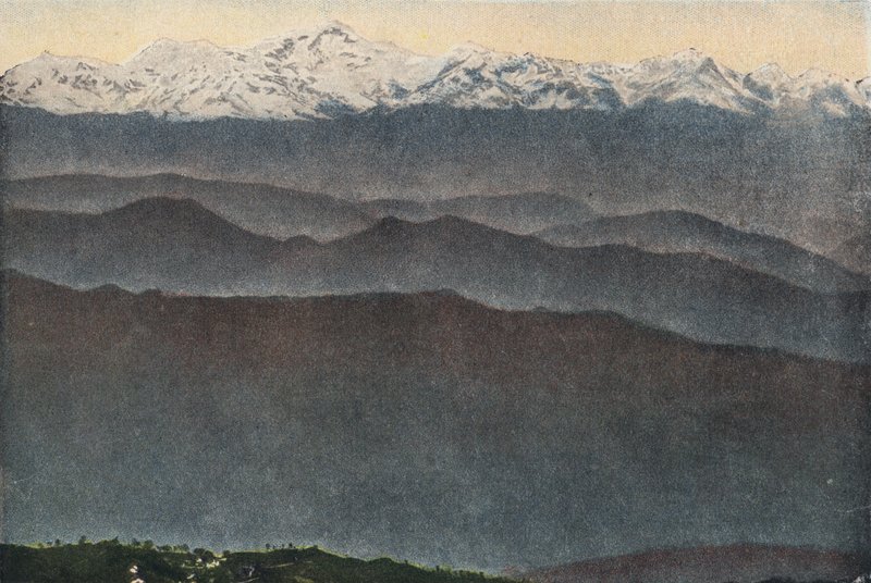Himalaya-fjellene (farget bilde) av English Photographer