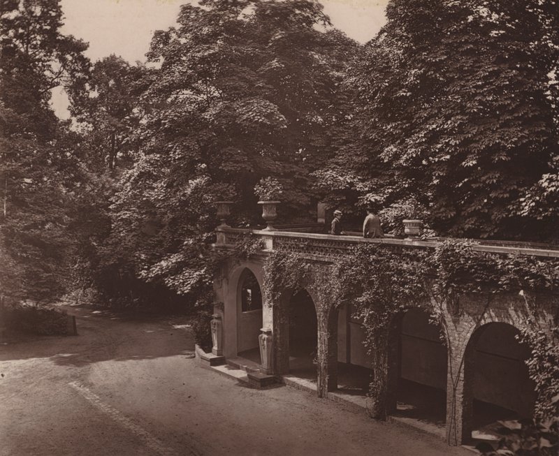 Holland House, London: Terrasse over Colonnade, South Side (s/hvitt bilde) av English Photographer