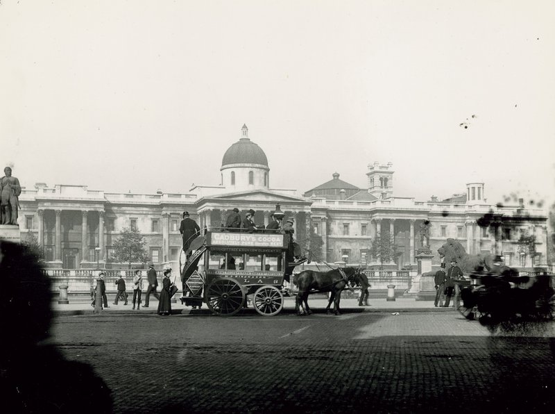Hestetrukket transport på Trafalgar Square av English Photographer