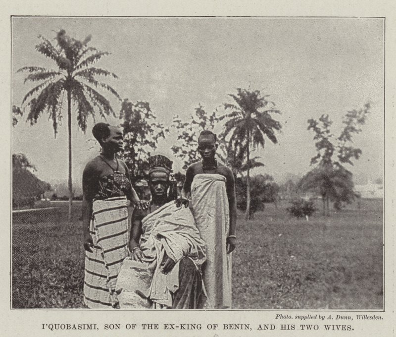 IQuobasimi, sønn av eks-kongen av Benin, og hans to koner av English Photographer