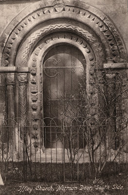 Iffley Church, Norman Door, South Side (s/hvitt bilde) av English Photographer
