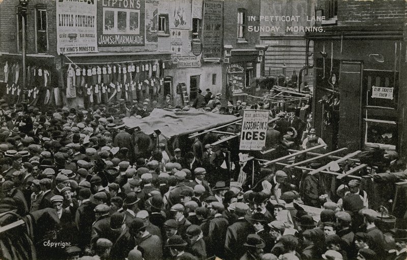 I Petticoat Lane, London, søndag morgen av English Photographer