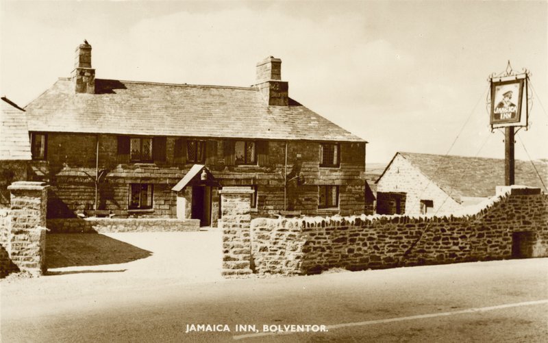 Jamaica Inn, Bolventor, Cornwall, kjent for å være assosiert med kornisk smugling og feiret i boken med samme navn av Daphne Du Maurier (s/hv-bilde) av English Photographer