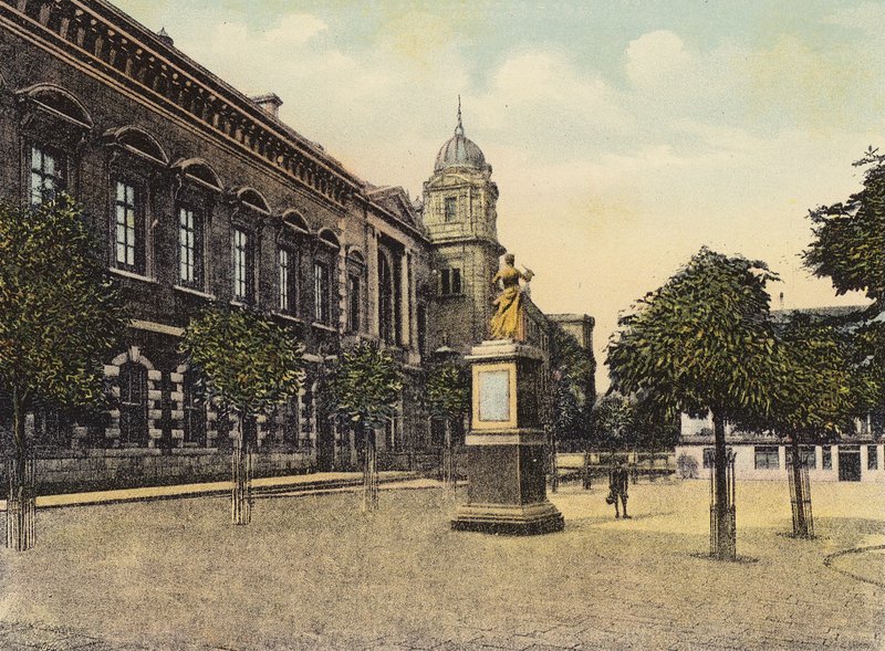 Jersey: Royal Square og Court House (farget bilde) av English Photographer