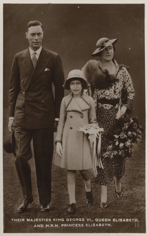 Kong George VI, dronning Mary og deres eldste datter, prinsesse Elizabeth (s/hv-bilde) av English Photographer