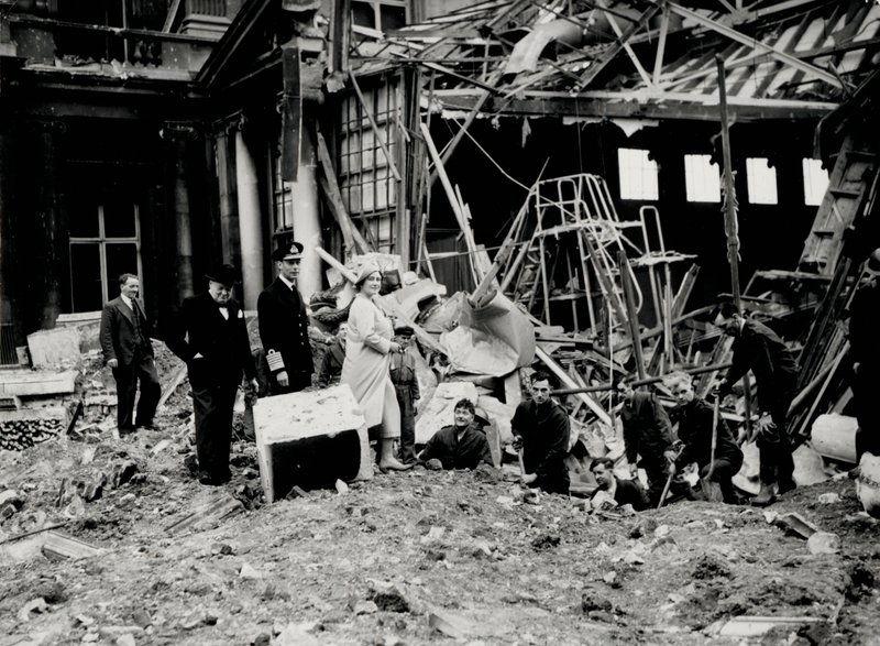 Kong George VI og dronning Elizabeth, sammen med Winston Churchill, kartla bombeskader, antagelig til Buckingham Palace (s/hv-bilde) av English Photographer
