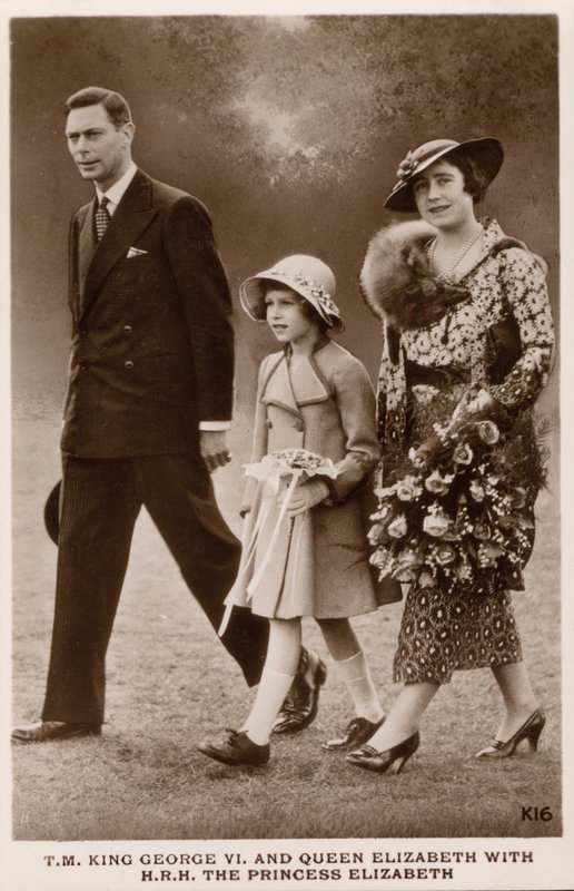 Kong George VI og dronning Elizabeth med datteren prinsesse Elizabeth (senere dronning Elizabeth II) (s/hv-bilde) av English Photographer