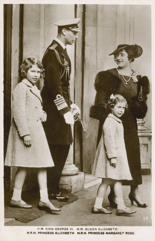 Kong George VI og dronning Elizabeth med døtrene deres, prinsessene Elizabeth og Margaret (s/hv-bilde) av English Photographer