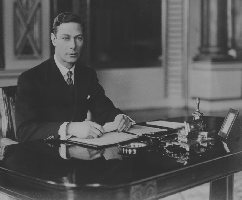 Kong George VI, ved skrivebordet hans (s/hv-bilde) av English Photographer