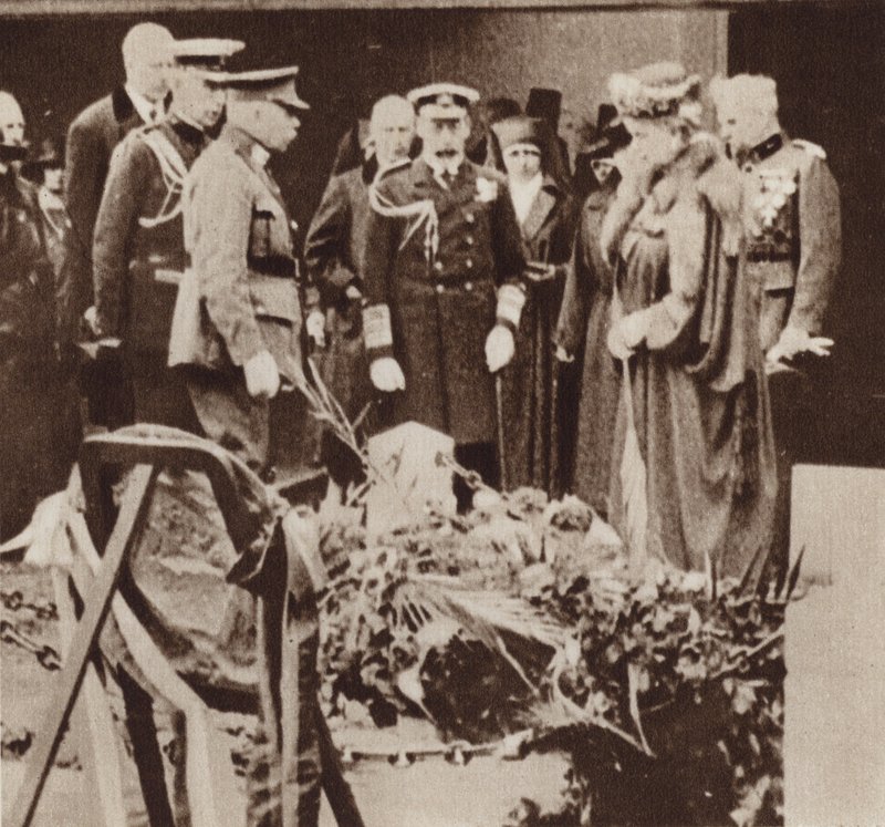 Kong George V hyller ved sykepleier Edith Cavells grav i Belgia (s/hvitt-bilde) av English Photographer