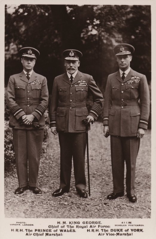 Kong George V, prinsen av Wales og hertugen av York i flyvåpenuniform av English Photographer
