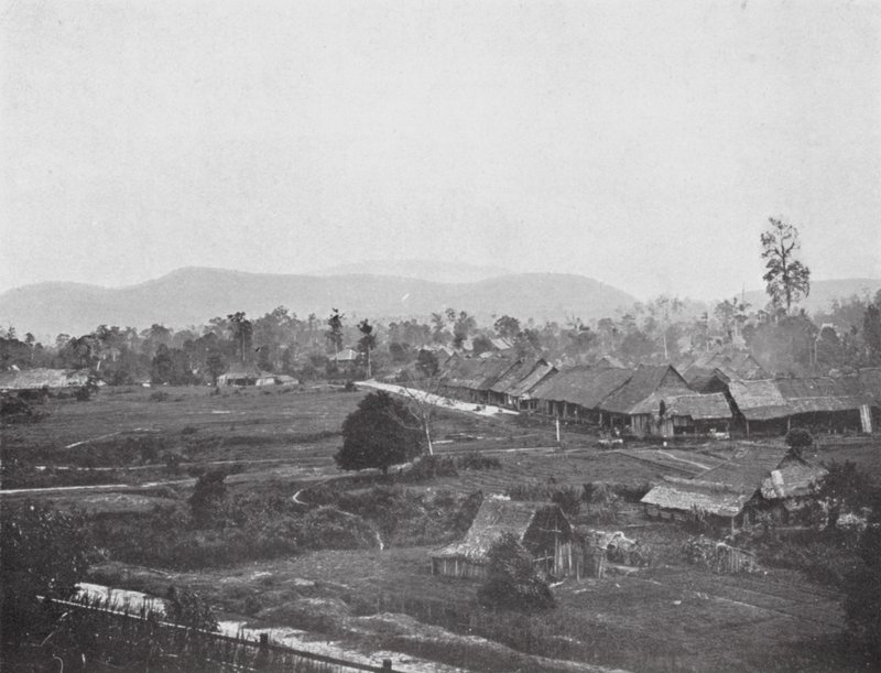 Kuala Lumpor i 1884, stedet for nåværende regjeringskontorer (s/hvitt-bilde) av English Photographer
