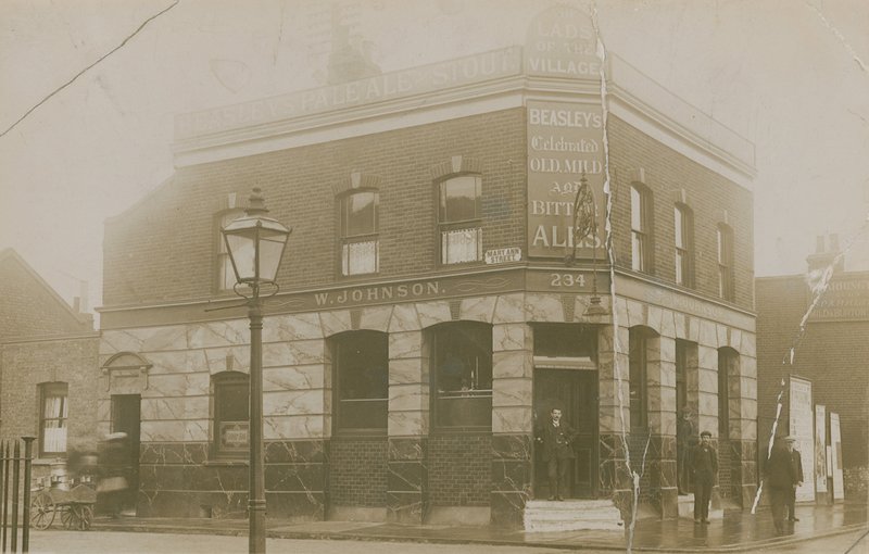 Lads of the Village, Mary Anne Street, Stepney, London av English Photographer