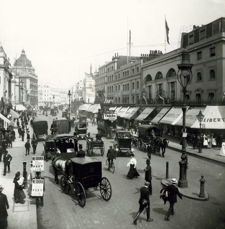 Liberty and Co, Regent Street, London av English Photographer