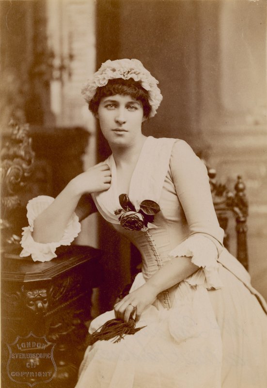 Lillie Langtry, skuespillerinne, fotografi i rollen som Miss Hardcastle av English Photographer