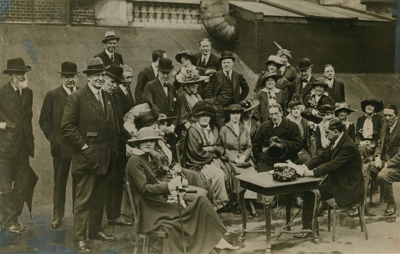 Å lytte til Sir James Barrie lese The Admirable Crichton på Wyndhams tak i 1912 av English Photographer