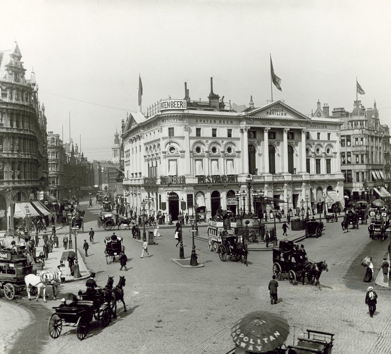 London Pavilion, Piccadilly Circus, London, ca 1900 av English Photographer