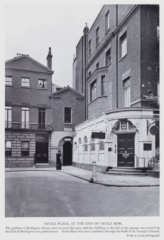 London: Savile Place, på slutten av Savile Row (s/hvitt-bilde) av English Photographer