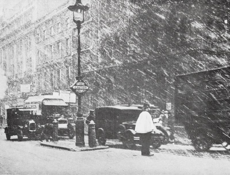 London i snøen (s/hvitt bilde) av English Photographer