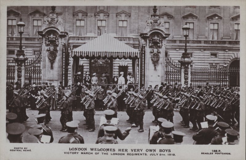 London ønsker sine egne gutter velkommen, Seiersmarsj for London-regimentene, 5. juli 1919 (s/hv-bilde) av English Photographer