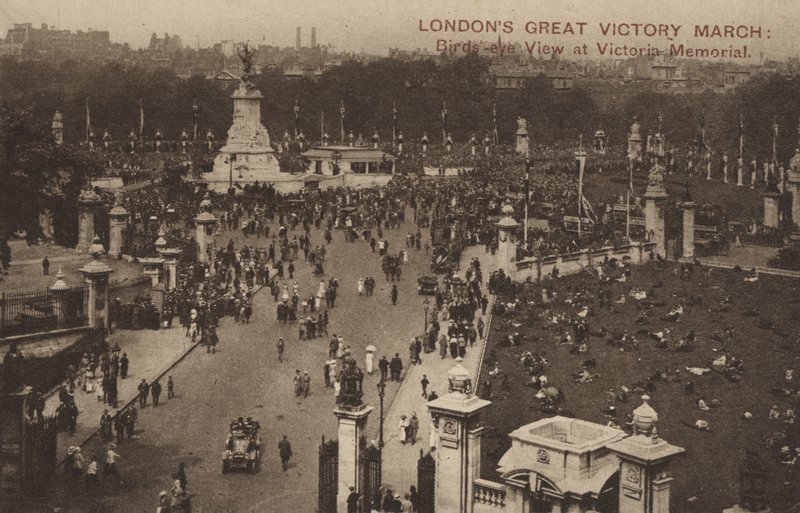 Londons Great Victory March, fugleperspektiv ved Victoria Memorial (s/hv-bilde) av English Photographer