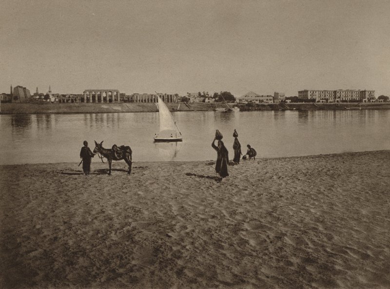Luxor, generell utsikt over Luxor-tempelet fra Nilen av English Photographer