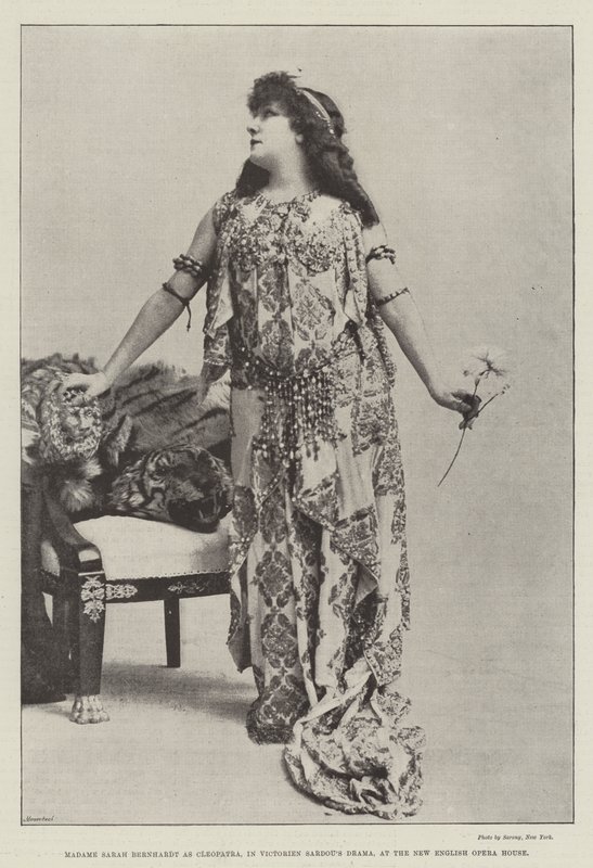 Madame Sarah Bernhardt som Cleopatra, i Victorien Sardous Drama, ved det nye engelske operahuset av English Photographer