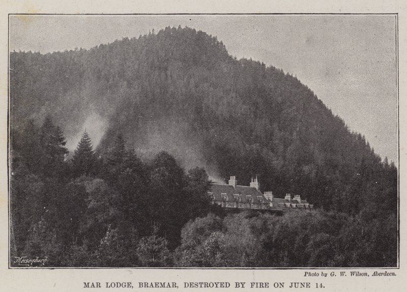 Mar Lodge, Braemar, ødelagt av brann 14. juni av English Photographer