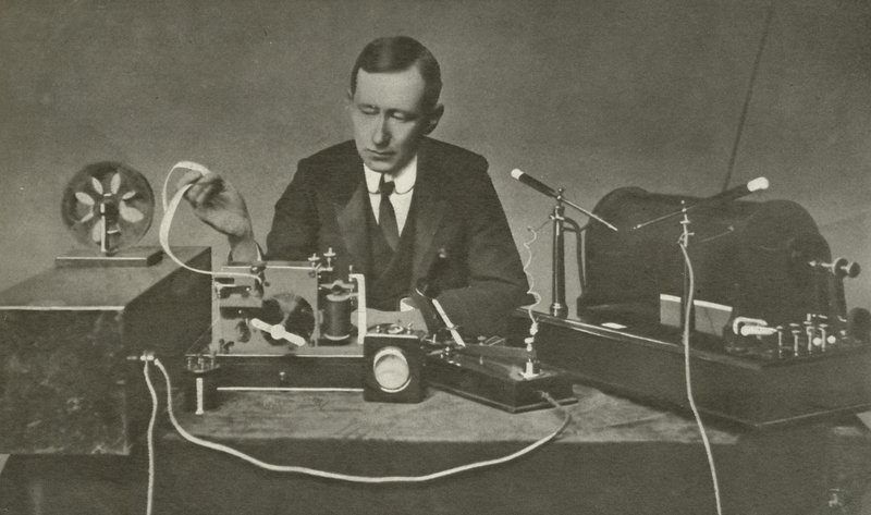 Marconi med et tidlig trådløst apparat (s/hvitt-bilde) av English Photographer
