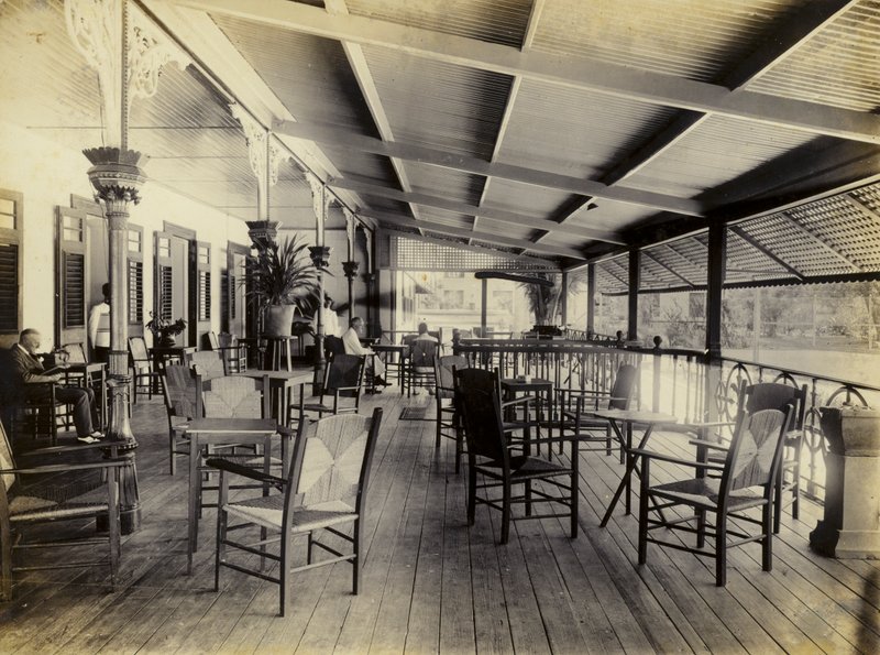 Marine Hotel, Veranda, 1895 av English Photographer