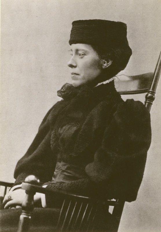 Mary Kingsley, portrett, sittende, iført hatt (s/hvitt bilde) av English Photographer