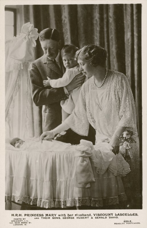 Mary, Princess Royal, og mannen hennes, Viscount Lascelles, med sønnene deres, George og Gerald (s/hv-bilde) av English Photographer