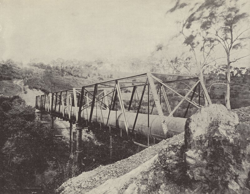 Melbourne vannforsyningsrør, over Plenty River, Greensborough av English Photographer