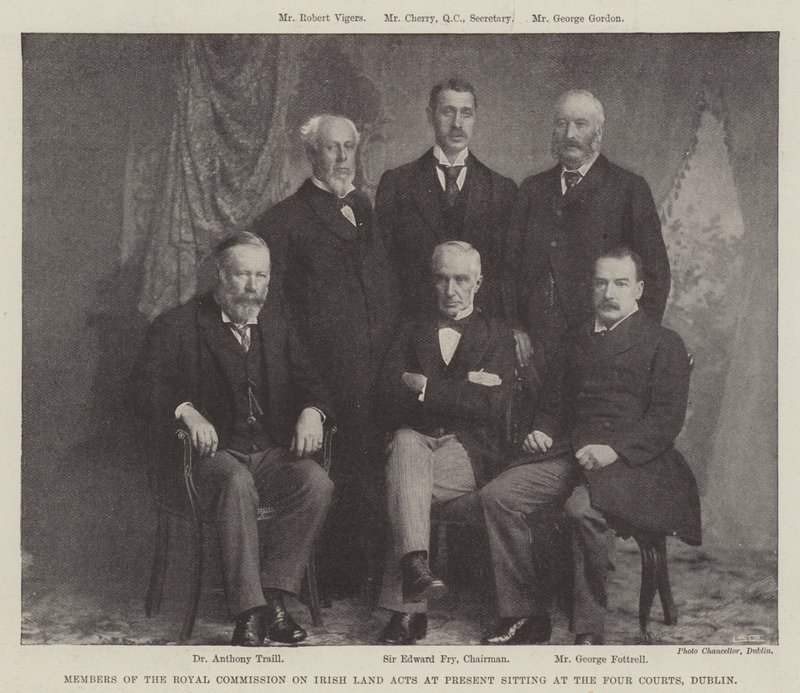 Medlemmer av Royal Commission on Irish Land Acts sitter for tiden ved Four Courts, Dublin av English Photographer