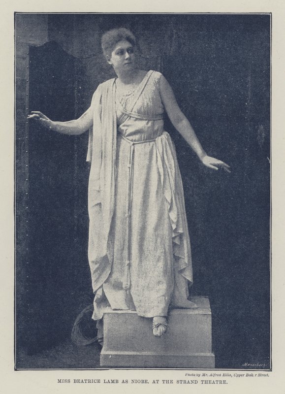 Frøken Beatrice Lamb som Niobe, på Strand Theatre av English Photographer