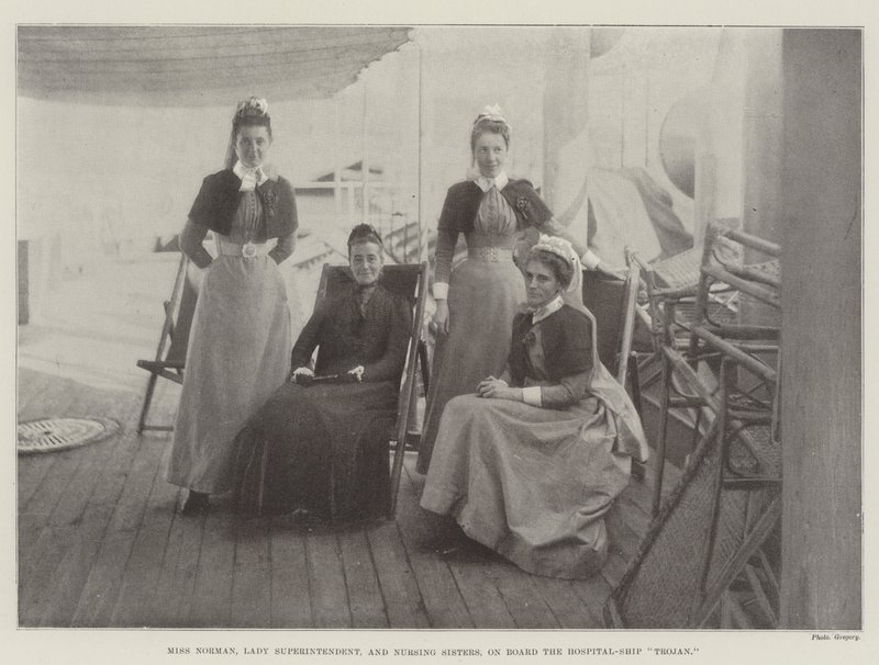 Frøken Norman, Lady Superintendent og Nursing Sisters, om bord på Hospital-Ship Trojan av English Photographer