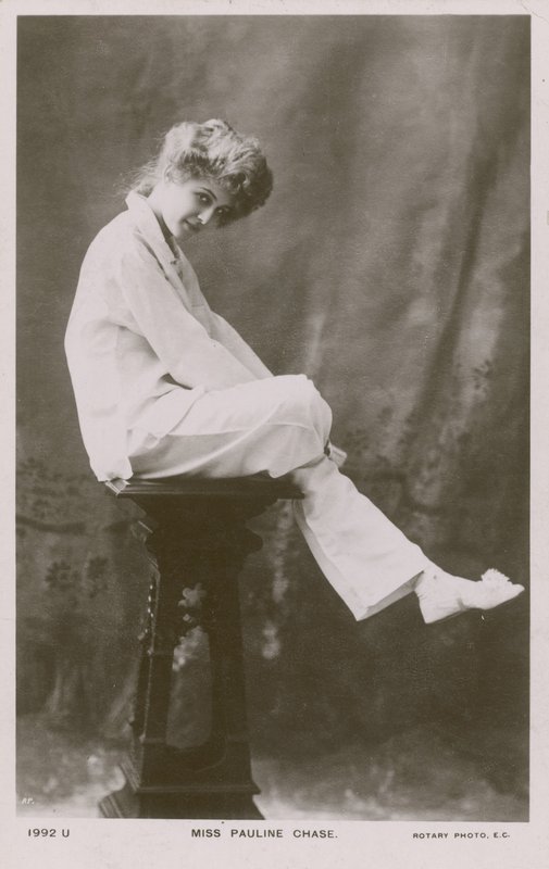 Frøken Pauline Chase, i pysjamasdress av English Photographer