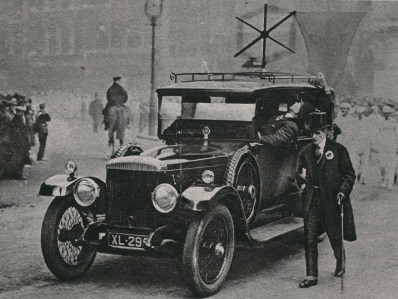 Bil med radiomottaker og rammeantenne på taket av bilen av English Photographer